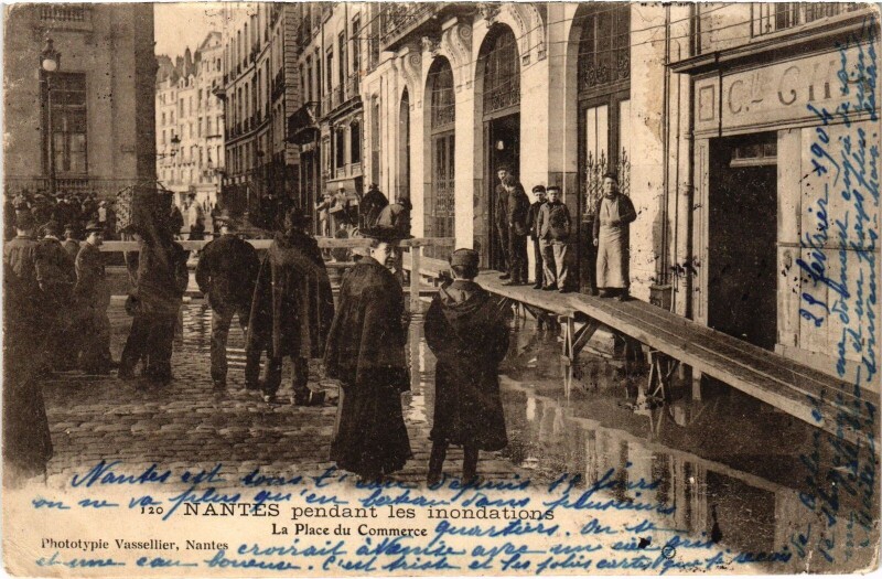 Carte postale ancienne Nantes Place du Commerce Inondations à Nantes