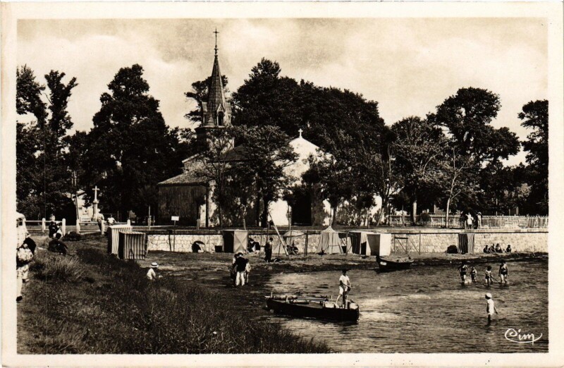 Carte postale ancienne Andernos Coin de Plage et Eglise