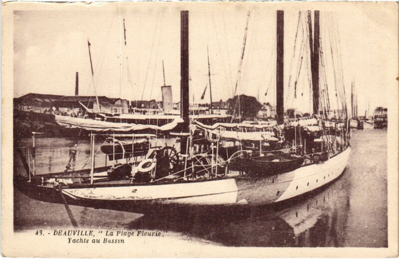 Carte postale ancienne Deauville Yachts au Bassin à Deauville
