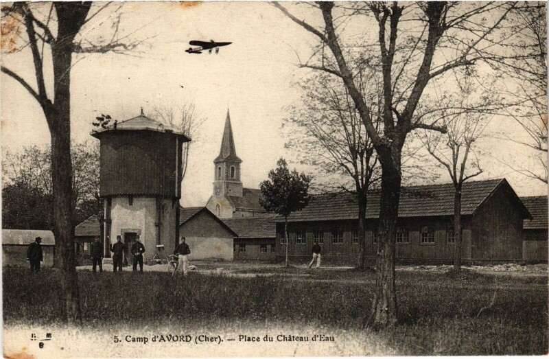 Carte postale ancienne Camp d'Avord Place du Chateau d'Eau Aviation à Avord