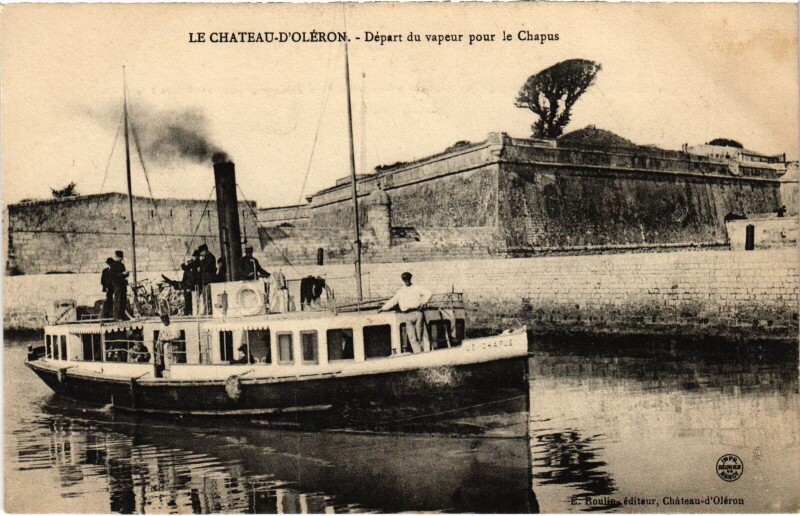 Carte postale ancienne Chateau-d'Oléron Départ du vapeur pour le Chapus