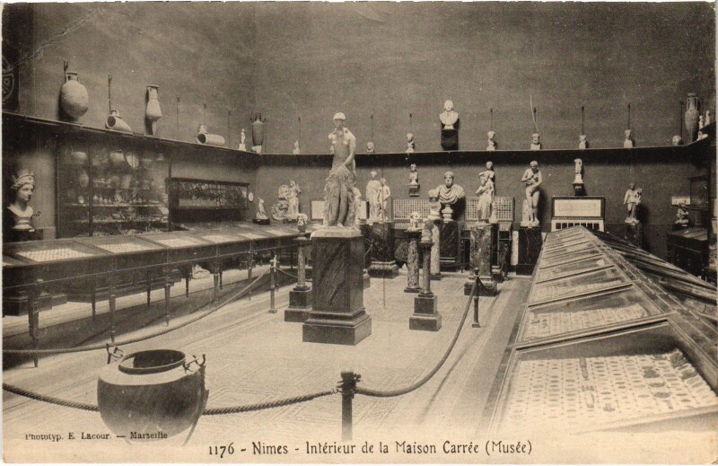 Carte postale ancienne Nimes Maison Carrée interieur