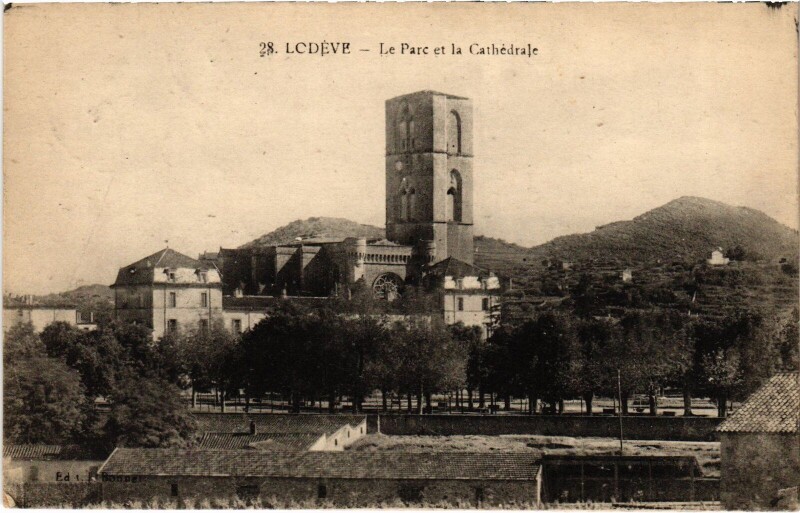 Carte postale ancienne Lodeve Le Parc La Cathédrale