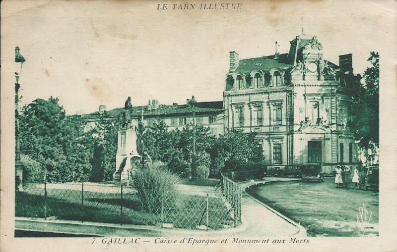 Carte postale ancienne Caisse d'Epargne et monument aux morts à Gaillac