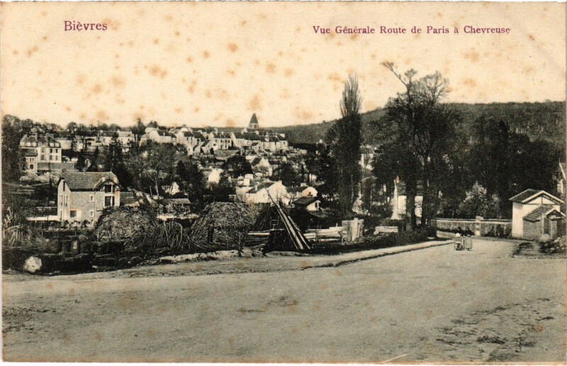 Carte postale ancienne Bievres vue générale Route de Paris a Chevreuse