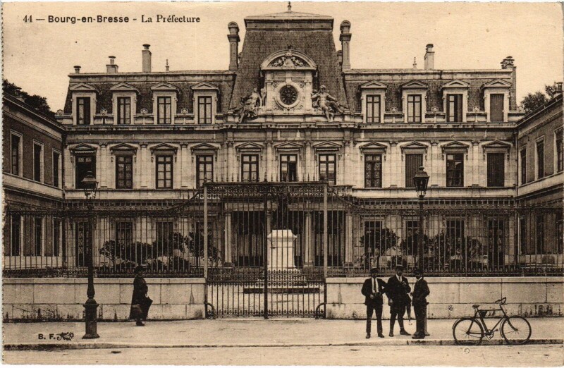 Carte postale ancienne Bourg-en-Bresse La Préfecture à Bourg-en-Bresse