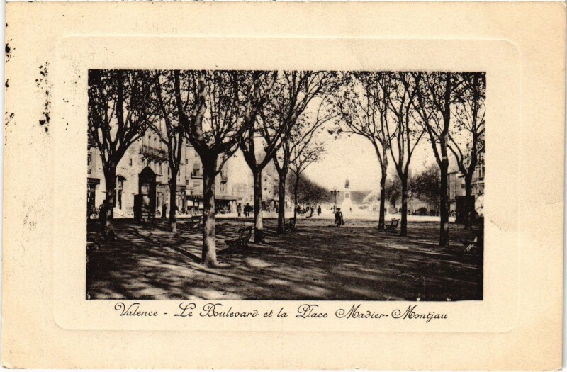 Carte postale ancienne Valence Boulevard et Place Madier-Montjau à Valence