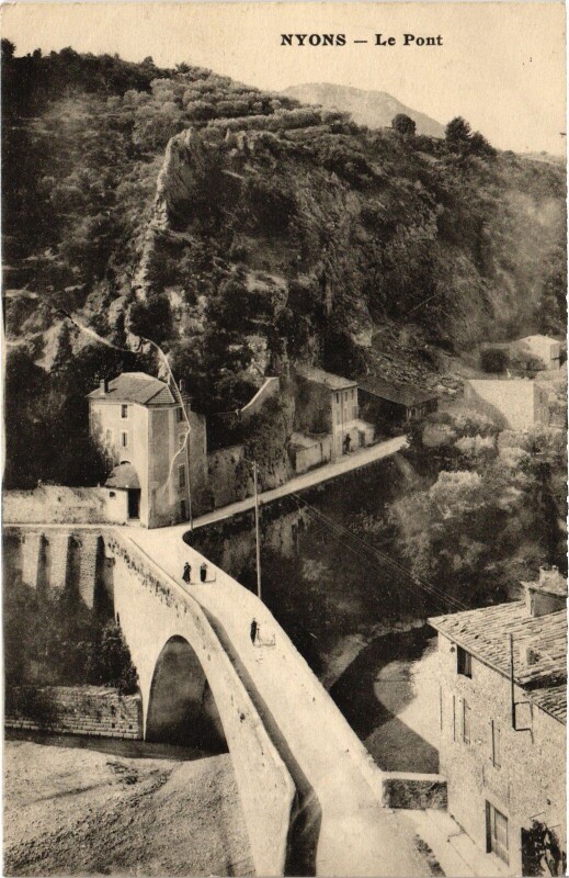 Carte postale ancienne Nyons Le Pont à Nyons