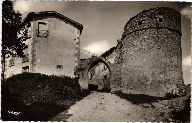 Carte postale ancienne Cervieres Entrée de la Ville