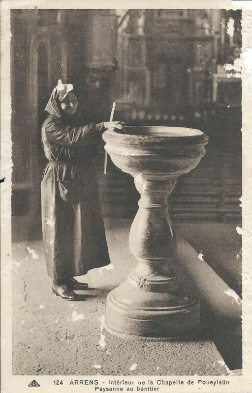 Carte postale ancienne Arrens - Intérieur de la Chapelle de Poueylaün - Paysanne au Bénitier à Arrens-Marsous