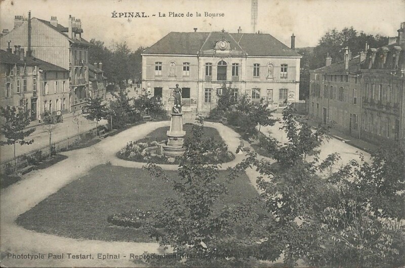 Carte postale ancienne La Place de la Bourse à Épinal