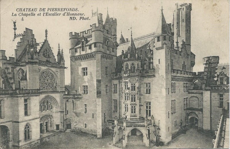 Carte postale ancienne Le Château, la Chapelle et l'Escalier d'Honneur à Pierrefonds