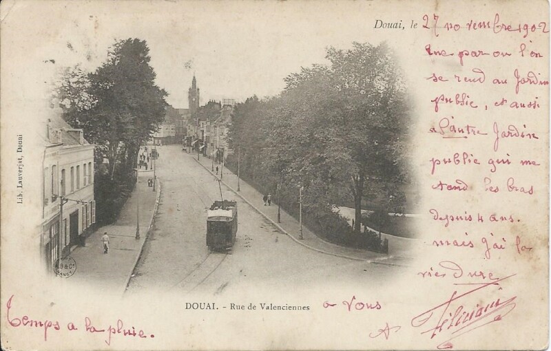 Carte postale ancienne Rue de Valenciennes à Douai