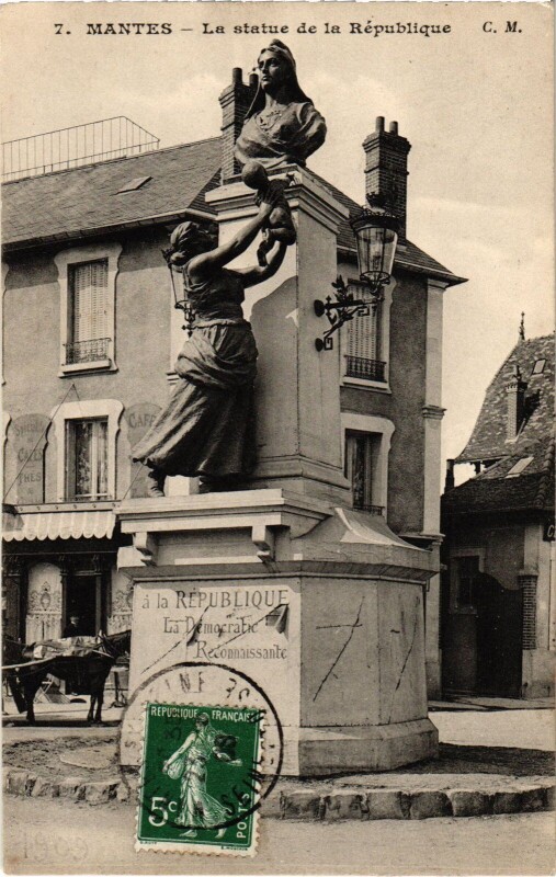Carte postale ancienne Mantes-la-Jolie La Statue de la Republique à Mantes-la-Jolie