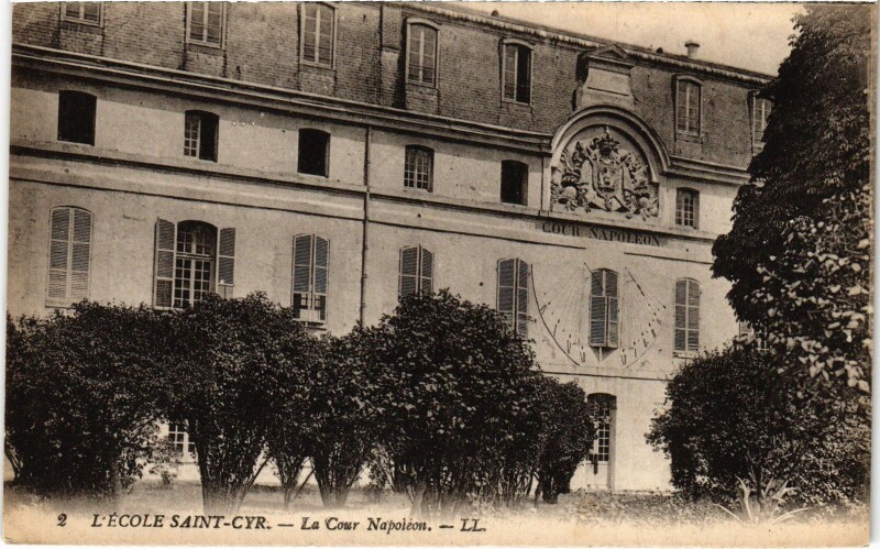 Carte postale ancienne Saint-Cyr-l'Ecole La Cour Napoleon