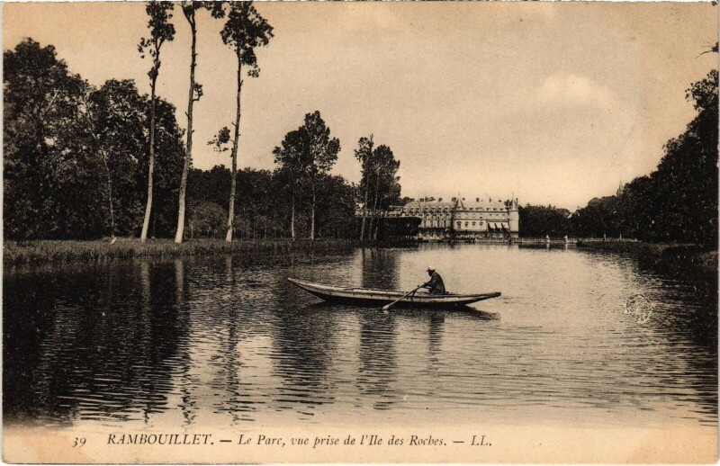 Carte postale ancienne Rambouillet Le Parc - Vue prise de l'Ile des Roches à Rambouillet