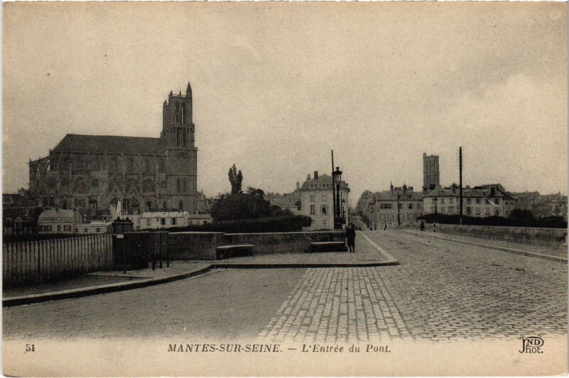 Carte postale ancienne Mantes-la-Jolie L'Entree du Pont à Mantes-la-Jolie