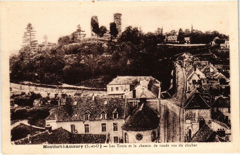 Carte postale ancienne Montfort-l'Amaury Les Tours et le Chemin de Ronde vus de Clocher à Montfort-l'Amaury