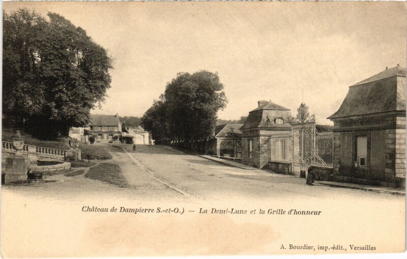 Carte postale ancienne Dampierre Chateau - La Demi-Lune et la Grille d'Honneur