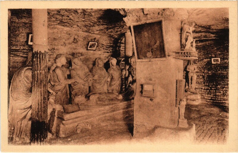 Carte postale ancienne Mantes-la-Jolie Interieur de la Chapelle de l'Ermitage Saint-Sauveur à Mantes-la-Jolie