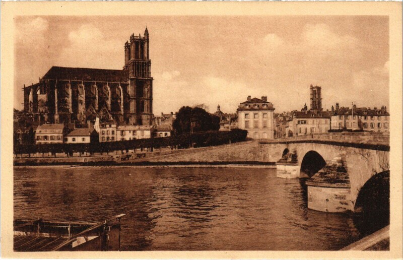 Carte postale ancienne Mantes-la-Jolie Le Pont-Neuf et la Cathedrale à Mantes-la-Jolie