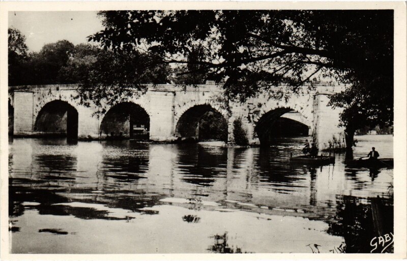 Carte postale ancienne Mantes-la-Jolie Le Vieux Pont sur la Seine à Mantes-la-Jolie
