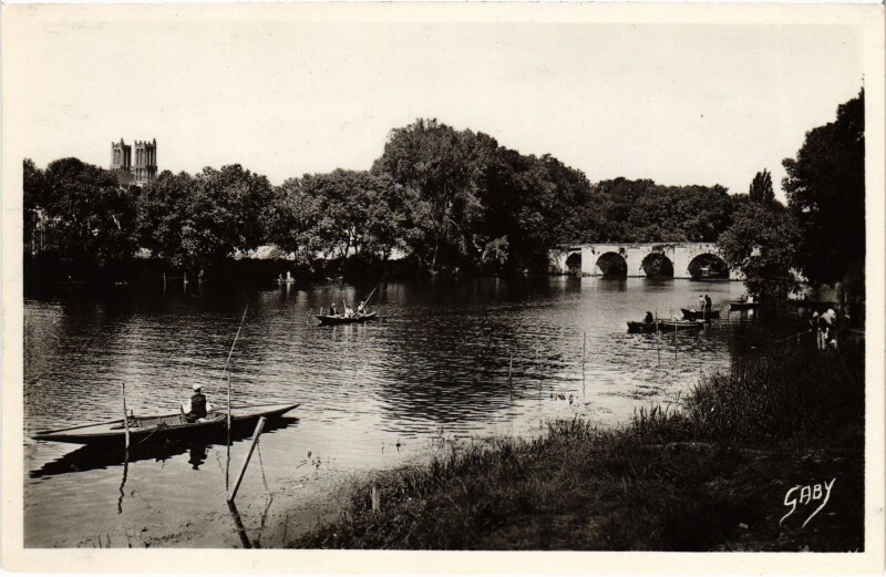 Carte postale ancienne Mantes-la-Jolie Vieux Pont sur la Seine - Tours de la Cathedrale à Mantes-la-Jolie