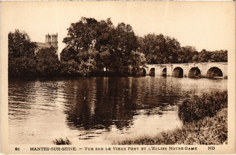 Carte postale ancienne Mantes-la-Jolie Vue sur le Vieux Pont et l'Eglise Notre-Dame à Mantes-la-Jolie