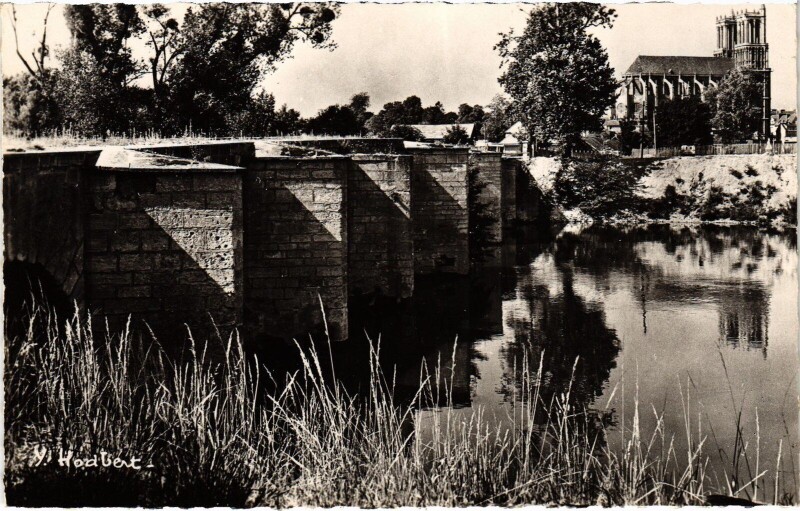 Carte postale ancienne Mantes-la-Jolie Le Vieux Pont et la Collegiale Notre-Dame à Mantes-la-Jolie