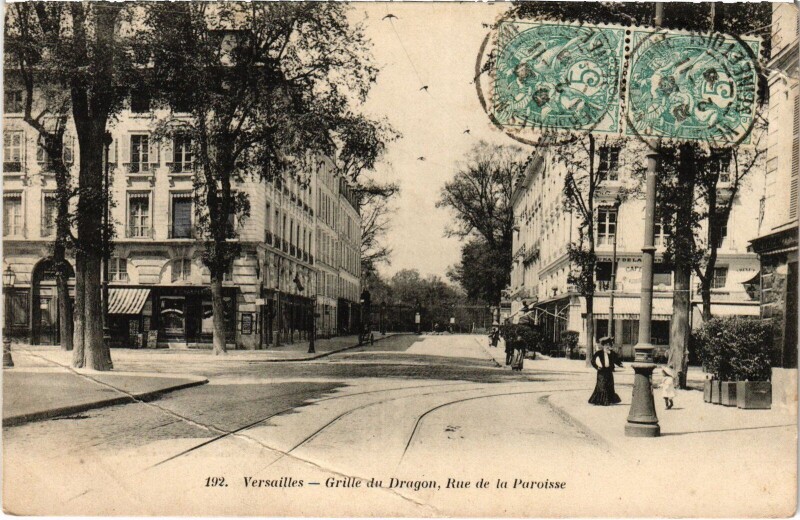 Carte postale ancienne Versailles Grille du Dragon - Rue de la Paroisse à Versailles