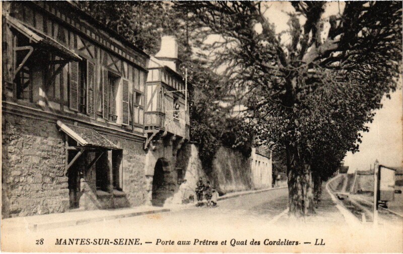 Carte postale ancienne Mantes-la-Jolie Porte aux Pretres et Quai des Cordeliers à Mantes-la-Jolie