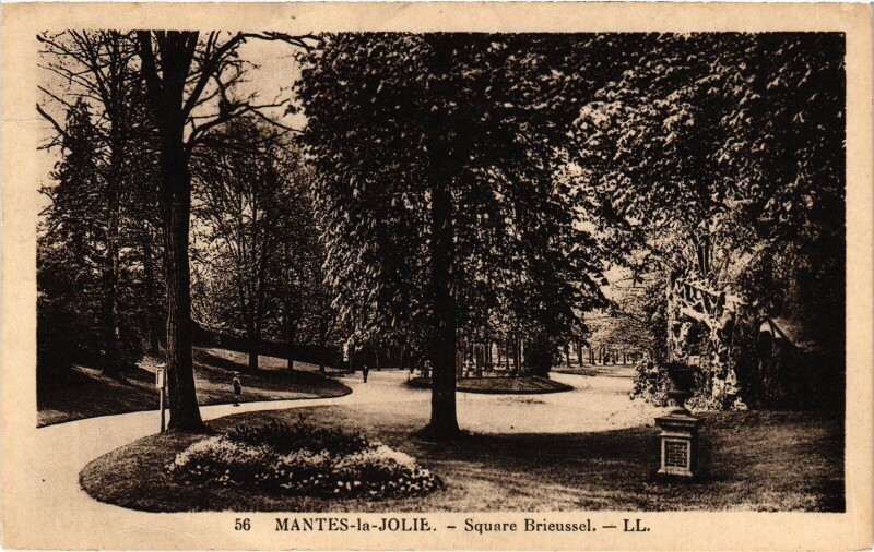 Carte postale ancienne Mantes-la-Jolie Square Brieussel à Mantes-la-Jolie