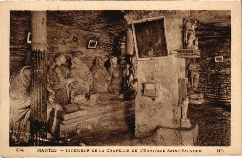Carte postale ancienne Mantes-la-Jolie Interieur de la Chapelle - Ermitage Saint-Sauveur à Mantes-la-Jolie