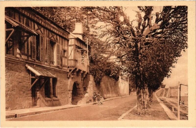 Carte postale ancienne Mantes-la-Jolie Porte aux Pretres et Quai des Cordeliers à Mantes-la-Jolie
