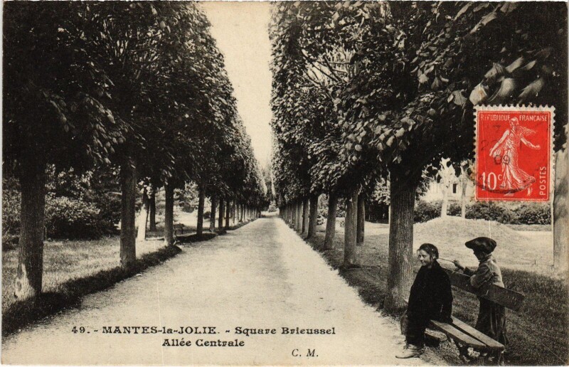 Carte postale ancienne Mantes-la-Jolie Square Brieussel - Alle Centrale à Mantes-la-Jolie