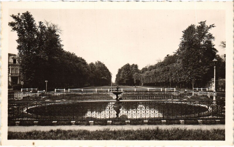Carte postale ancienne Maisons-Laffitte La Place du Chateau à Maisons-Laffitte