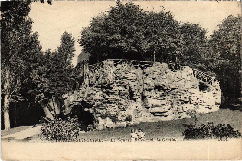 Carte postale ancienne Mantes-la-Jolie Le Square Brieussel - La Grotte à Mantes-la-Jolie