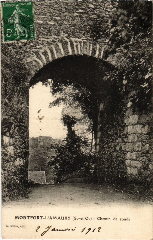 Carte postale ancienne Montfort-l'Amaury Chemin de Ronde à Montfort-l'Amaury