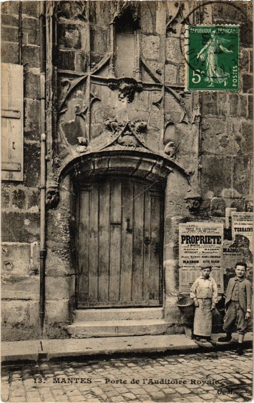 Carte postale ancienne Mantes-la-Jolie Porte de l'Auditoire Royale à Mantes-la-Jolie