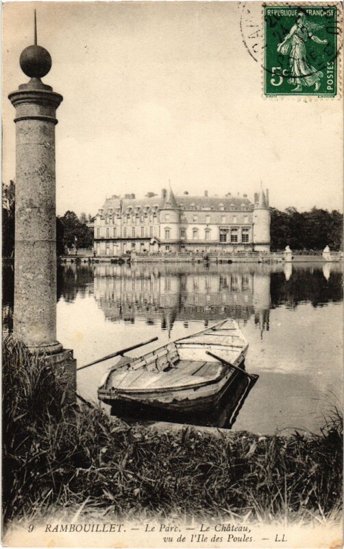 Carte postale ancienne Rambouillet Le Parc - Le Chateau - Vue de l'Ile des Poules à Rambouillet
