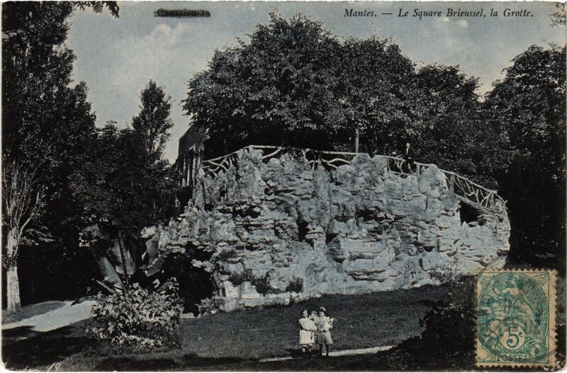 Carte postale ancienne Mantes-la-Jolie Le Square Brieussel - La Grotte à Mantes-la-Jolie