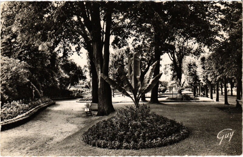 Carte postale ancienne Mantes-la-Jolie Le Square du Centre Administratif à Mantes-la-Jolie
