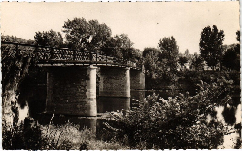 Carte postale ancienne Bougival Le Petit Pont à Bougival