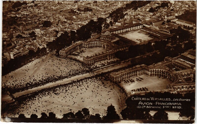 Carte postale ancienne Versailles Chateau - Les Ecuries - Avion Panorama à Versailles
