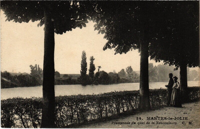 Carte postale ancienne Mantes-la-Jolie Promenade du Quai de la Vaucouleurs à Mantes-la-Jolie