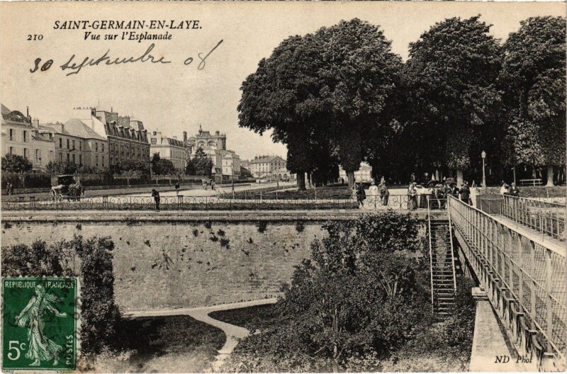 Carte postale ancienne Saint-Germain-en-Laye Vue sur l'Esplanade à Saint-Germain-en-Laye