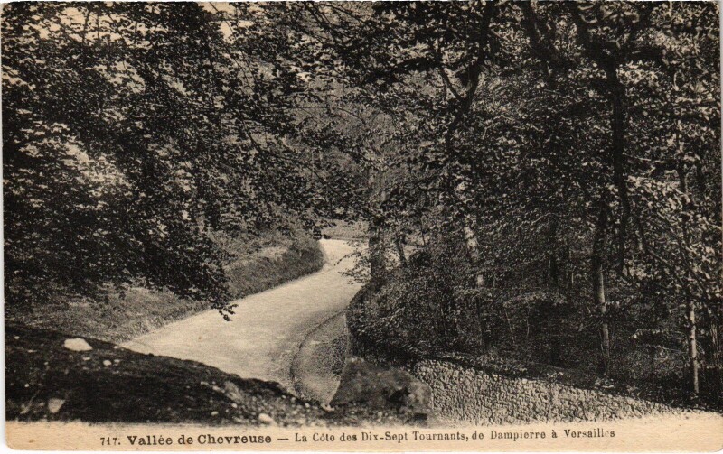 Carte postale ancienne La Cote des Dix-Sept Tournants de Dampieeere a Versailles à Versailles