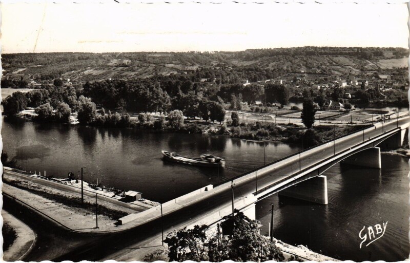 Carte postale ancienne Mantes-la-Jolie Le Pont sur la Seine à Mantes-la-Jolie