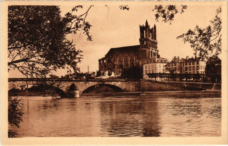 Carte postale ancienne Mantes-la-Jolie Les Bords de la Seine et la Cathedrale à Mantes-la-Jolie