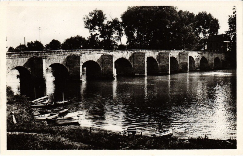 Carte postale ancienne Mantes-la-Jolie Le Vieux Pont sur la Seine à Mantes-la-Jolie